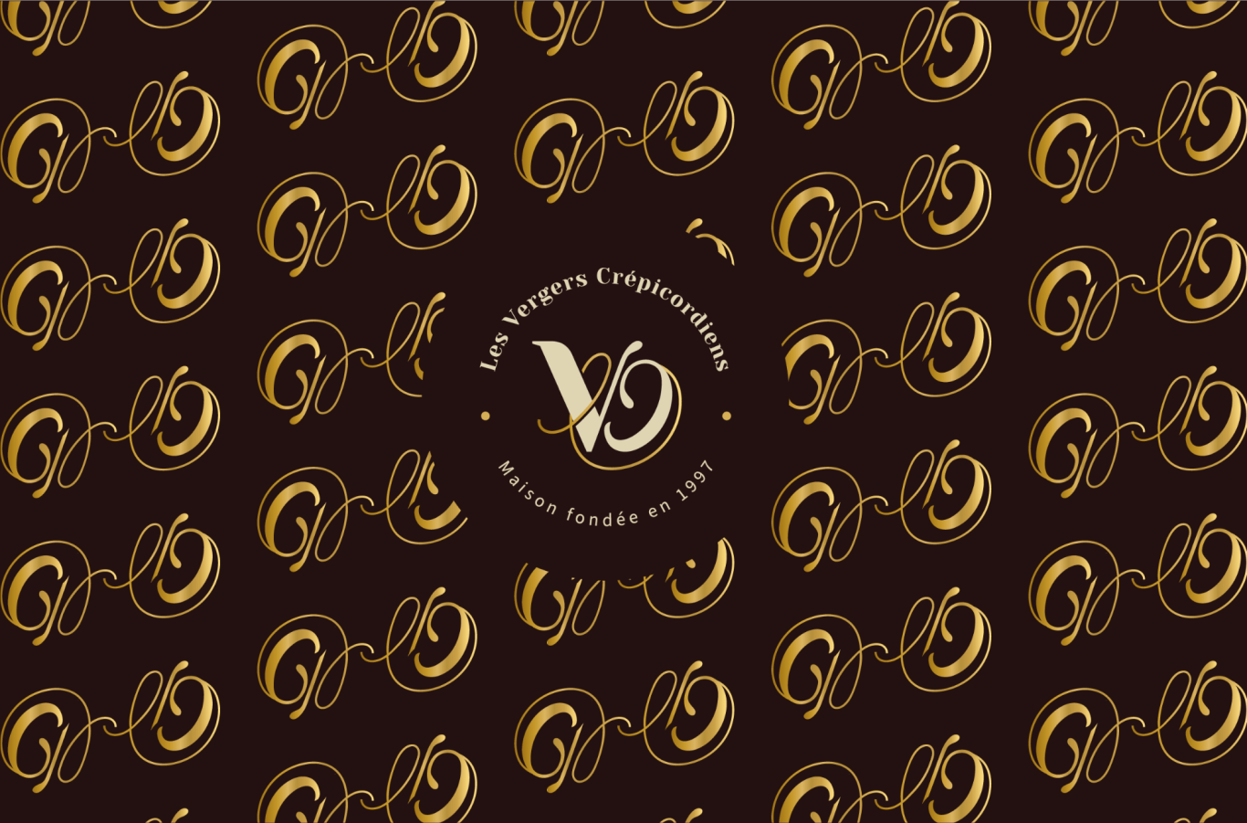 Motif - Les Vergers Crépicordiens Motif répétitif doré sur fond brun avec un logo au centre.